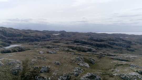 苏格兰北部巨大岩石和崎岖景观的侧面空中。拉克斯福德桥附近。所以m