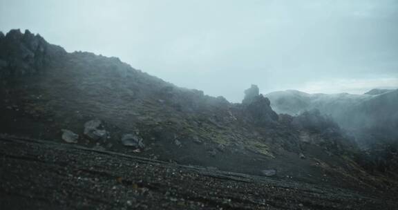 冰岛上的岩石山脉