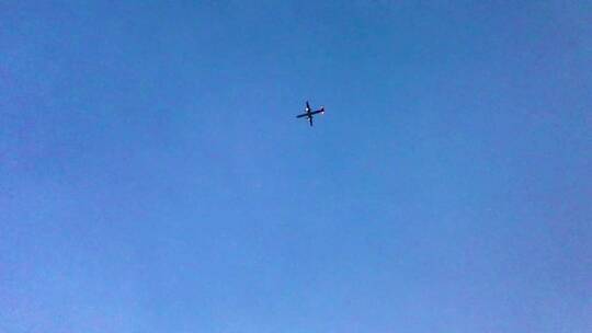 仰拍一架飞机在天空中飞行