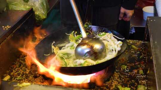 夜市美食蛋炒饭铁锅炒河粉火爆热门