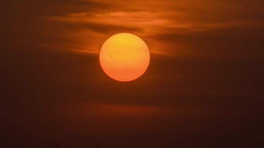 天空中红色夕阳