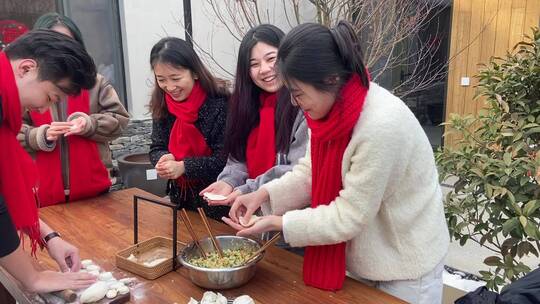 济南南部山区山乡后院，春节小院内包饺子