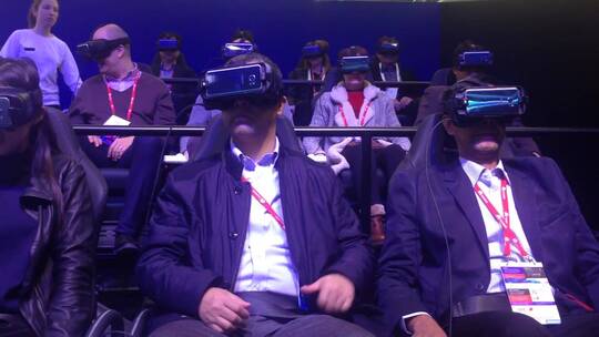 体验VR的人