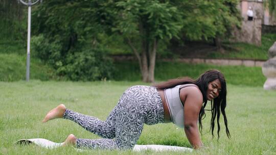 女人在草地上练瑜伽
