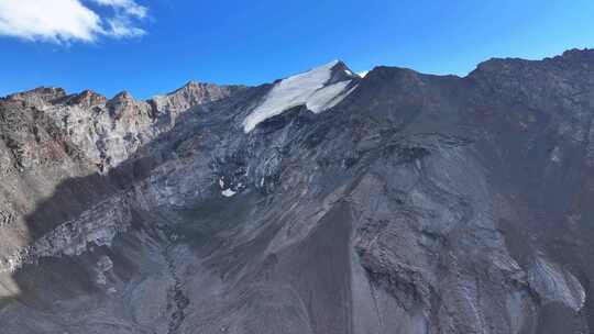 航拍四川岷山山脉主峰雪宝顶雪山风光