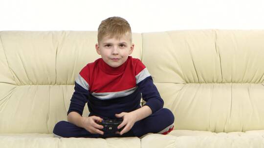 玩游戏机的男孩视频素材模板下载