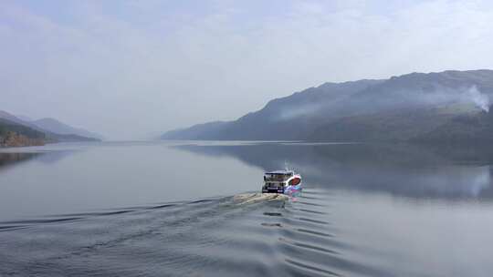 苏格兰奥古斯都堡附近尼斯湖上的尼斯河旅游船视频素材模板下载