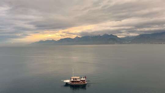 海景和旅游船