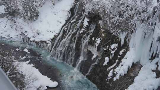 日本北海道冬天雪景白须瀑布 蓝色小溪