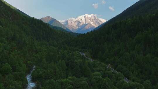 川西甘孜亚拉雪山日照金山航拍