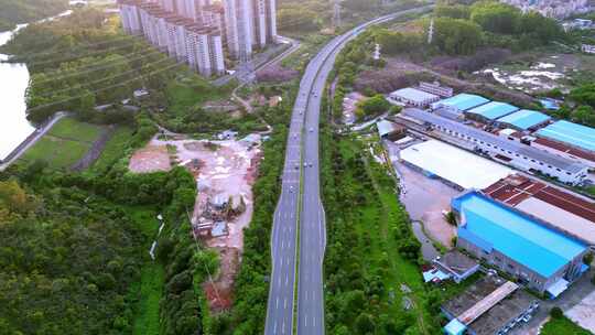 城市鸟瞰图，公路旁林立的高楼与绿植