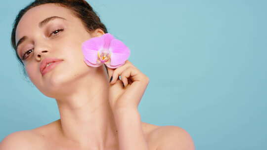 脸，花和女人与护肤，自然美或健康在蓝色工