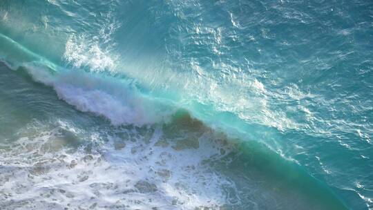 绿松石海浪撞击海滩