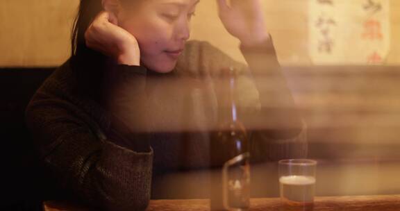 喝啤酒的女人特写