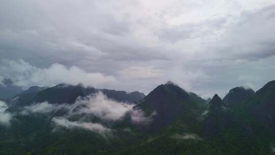 云雾缭绕的山峦全景