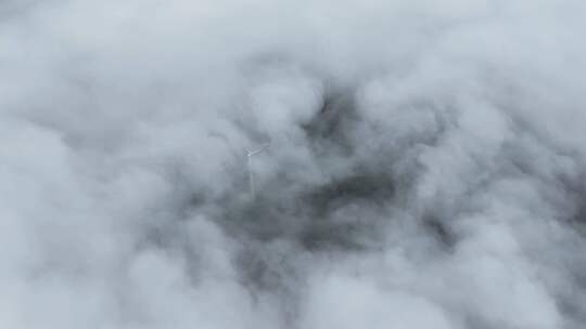 云海中的风力发电绿色能源