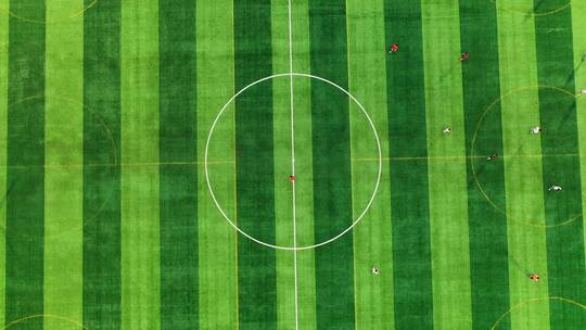 无人机航拍绿茵场足球比赛