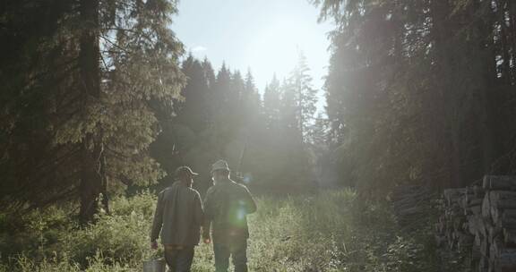 两个人在森林里散步