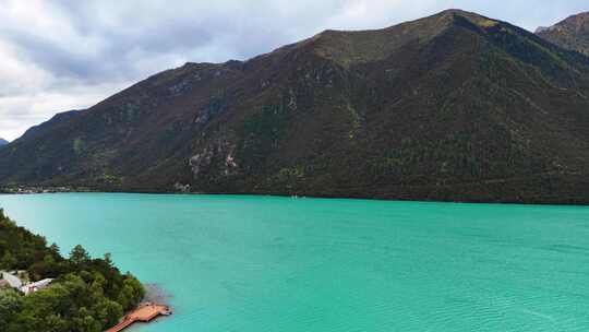 碧水湖泊森林