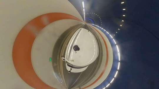 隧道内车辆穿梭画面