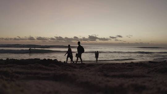 日落在海边散步的人群视频素材模板下载