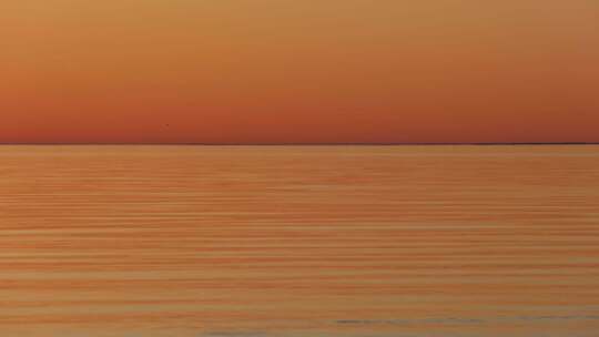 夕阳下海天一色的海平面