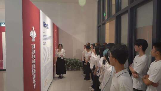 学生集体参观展览讲解场景