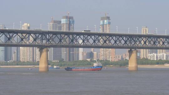 武汉江滩地拍长江大桥货轮过桥洞高楼视频素材模板下载