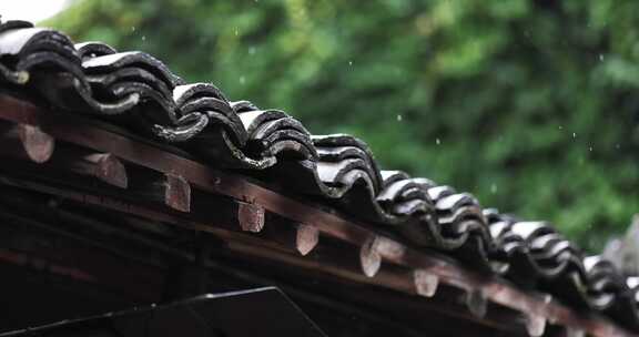 （慢镜）中国千年古镇乌镇下雨天屋檐滴水