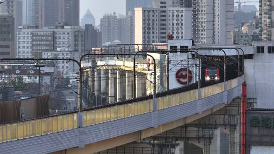 上海地铁三号线虹口站外景带城市剪影