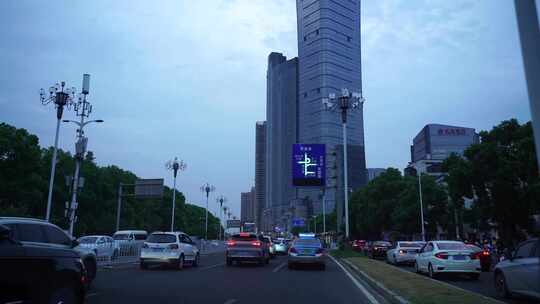 傍晚开车行驶长沙城市道路第一视角驾驶汽车