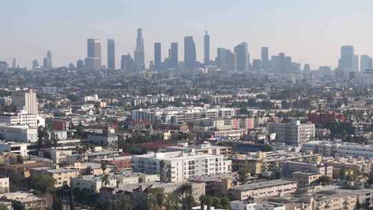 雾霾天的城市景观、居民区和洛杉矶市中心的