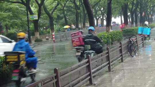 城市雨季下雨素材实拍