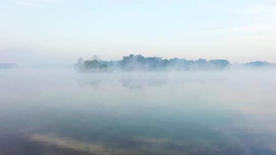 云雾环绕的龙水湖