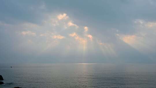 海南三亚海岛早晨海上日出丁达尔风光