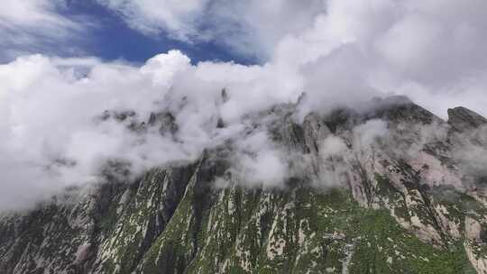 西藏山南地区雷热山