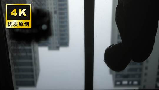 男人焦虑行走思考孤独症患者生活压力大