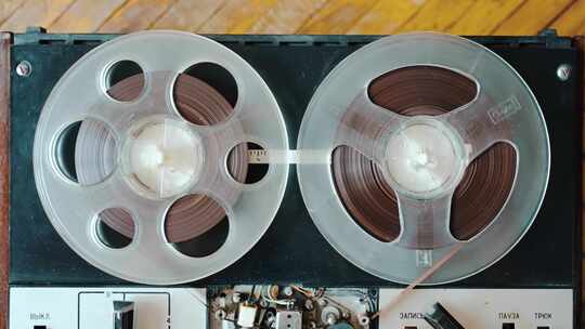 正在播放的旧卷轴磁带录音机的特写镜头