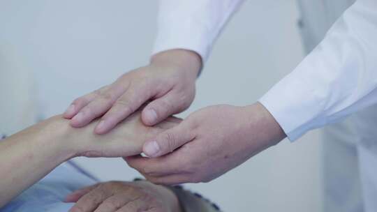医生和患者握手视频素材模板下载
