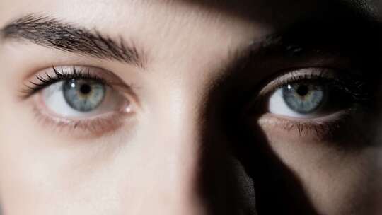 女性眼睛微距特写