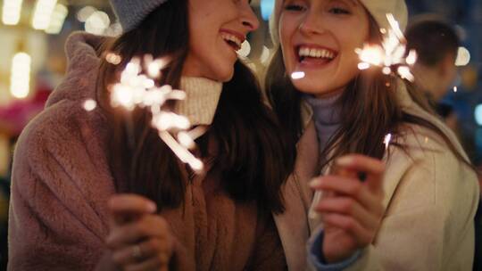 朋友放烟花庆祝