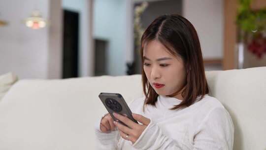 美女居家休闲玩手机