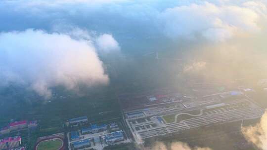 航拍云雾笼罩的颐正园警示教育基地驾校