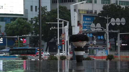 雨中的城市路口