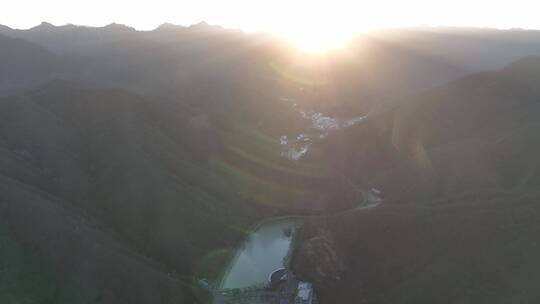 航拍山脉地质公园沟壑峰峦风光雄威高山湖泊