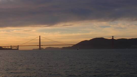 日落下金门大桥的剪影