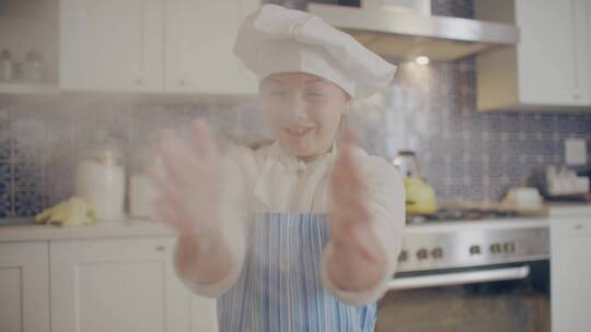 女孩在厨房玩面粉