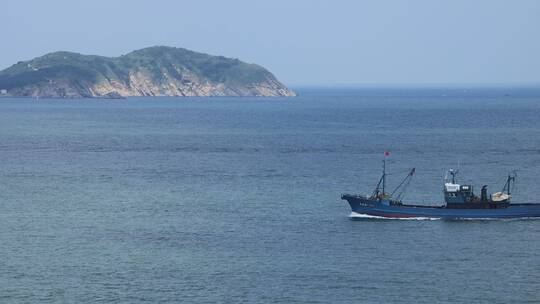 一条渔船驶过威海褚岛的海面