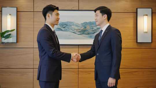 商务人士握手合作场景