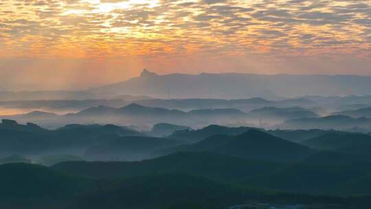 清晨晨雾山林日出